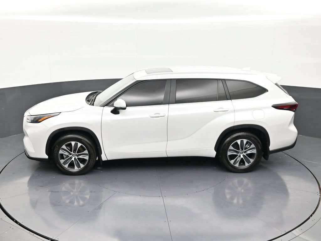 Used 2025 Toyota Highlander XLE FWD image 14