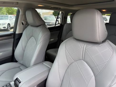 Used 2025 Toyota Highlander Platinum AWD/4WD image 11