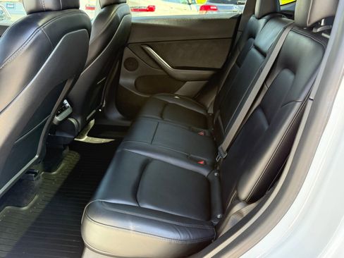 Used 2022 Tesla Model Y Long Range image 38