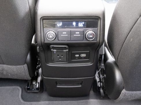 Used 2022 GMC Acadia SLE image 17