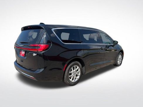 Used 2025 Chrysler Pacifica Select FWD image 8