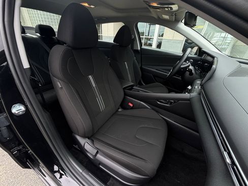 Used 2025 Hyundai Elantra SEL image 43