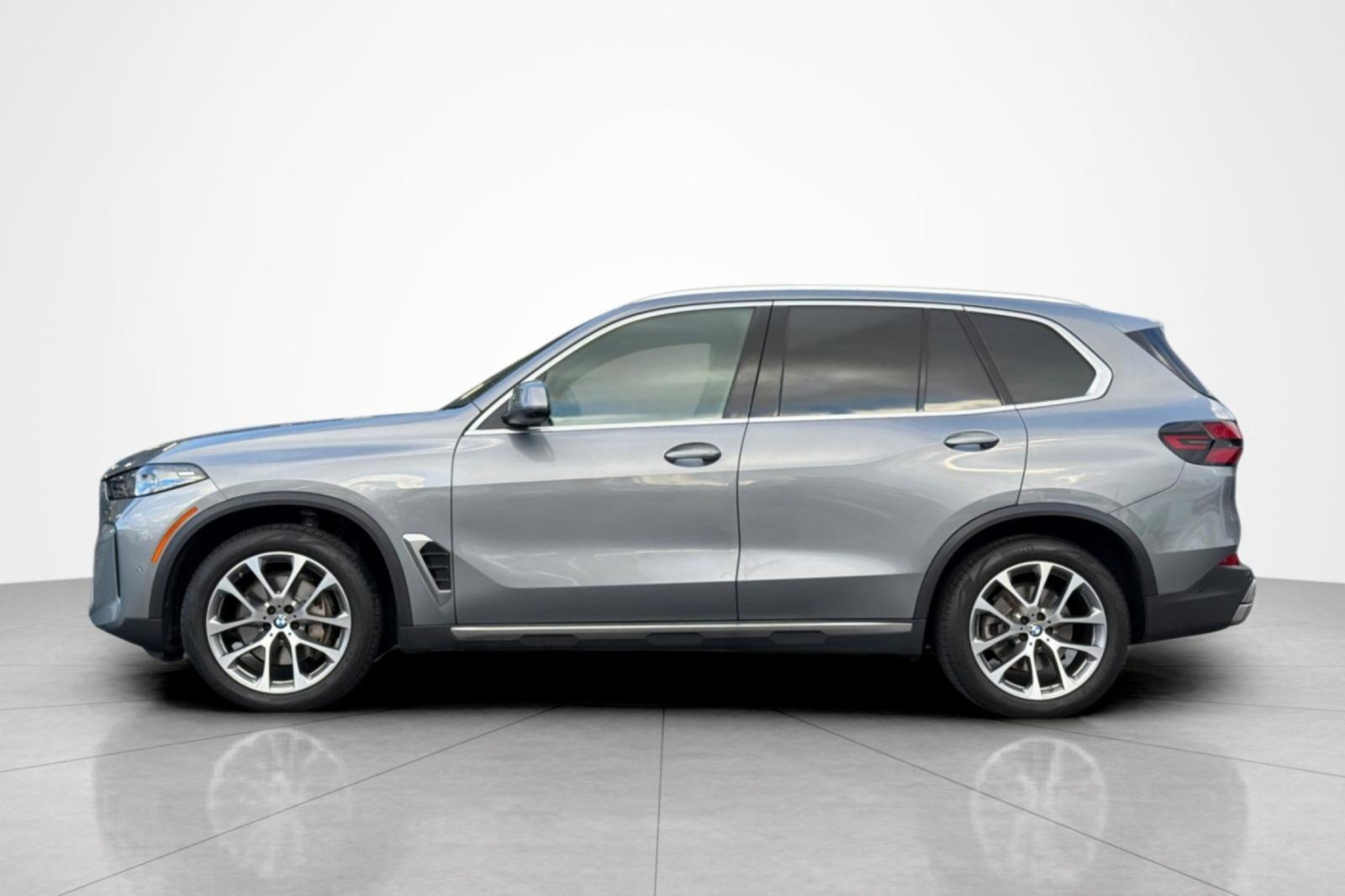 Used 2025 BMW X5 xDrive40i AWD/4WD image 2