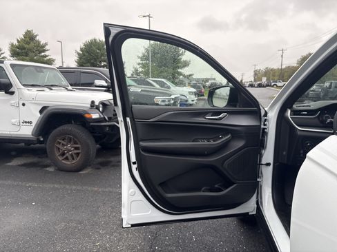 New 2025 Jeep Grand Cherokee Altitude image 15