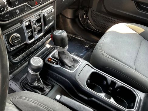 Used 2019 Jeep Wrangler Unlimited Sahara AWD/4WD image 17