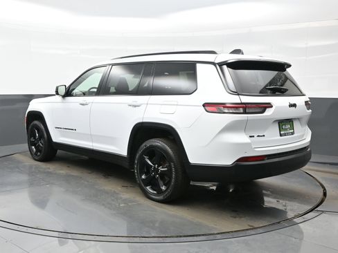 Used 2023 Jeep Grand Cherokee L Laredo image 4