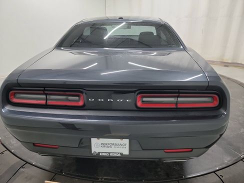 Used 2016 Dodge Challenger SXT image 8