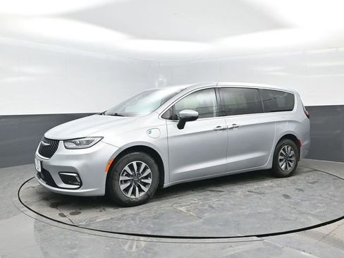 Used 2023 Chrysler Pacifica Touring-L image 4