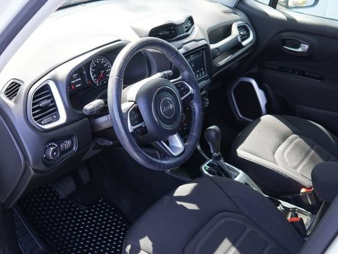 Used 2019 Jeep Renegade Latitude w/ Cold Weather Group FWD image 12