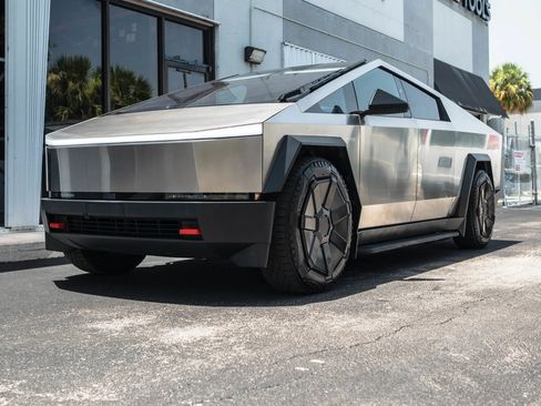 Used 2024 Tesla Cybertruck AWD Crew Cab image 4