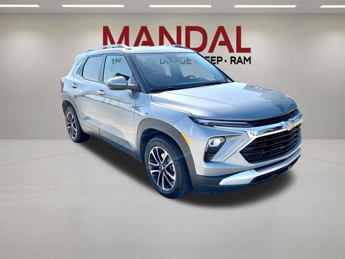Used 2025 Chevrolet TrailBlazer LT FWD image 3