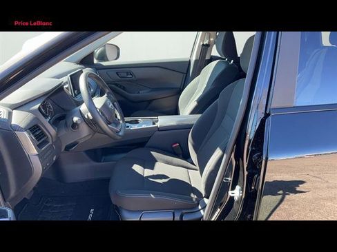 Used 2025 Nissan Rogue S image 9