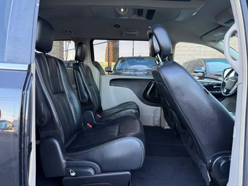 Used 2016 Chrysler Town & Country Touring FWD image 33