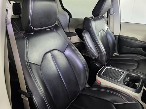 Certified 2023 Chrysler Pacifica Touring-L image 35