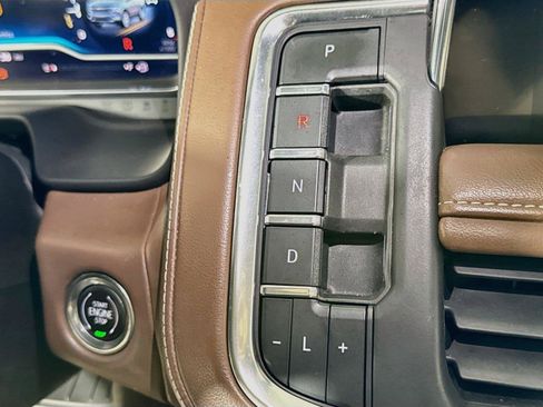 Used 2022 Chevrolet Suburban High Country w/ Premium Package 2 AWD/4WD image 15