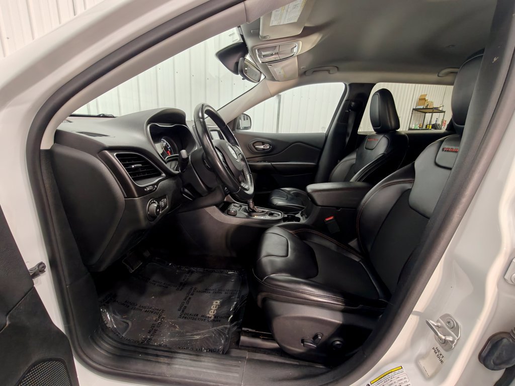 Used 2019 Jeep Cherokee Trailhawk AWD/4WD image 24