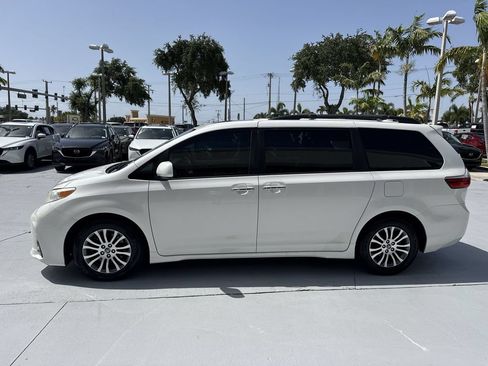 Used 2020 Toyota Sienna XLE w/ XLE Navigation Package FWD image 11