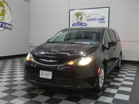 Used 2018 Chrysler Pacifica LX image 5