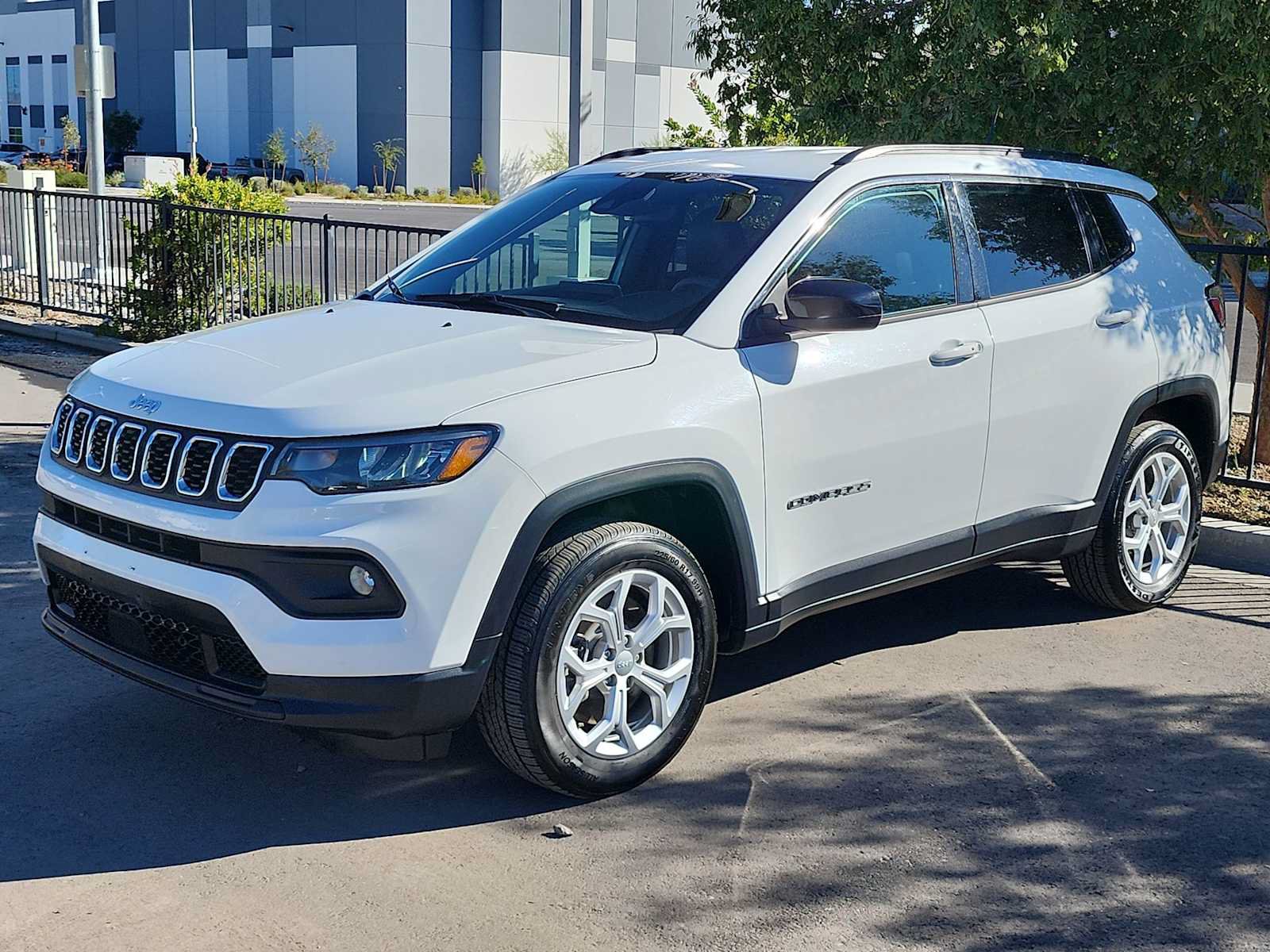 Used 2024 Jeep Compass Latitude AWD/4WD image 4