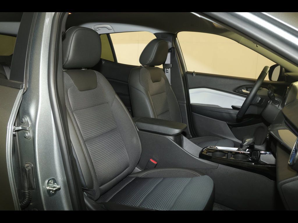 Used 2025 Chevrolet Trax LT w/ Driver Confidence Package FWD image 26
