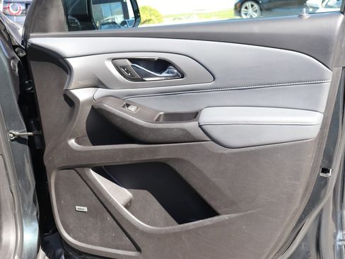 Used 2018 Chevrolet Traverse LT image 19