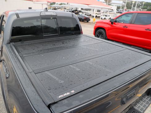 Used 2018 Toyota Tacoma SR5 RWD image 14