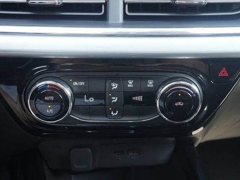 Used 2025 Chevrolet Trax LT FWD image 19