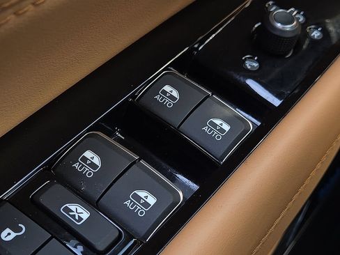 Used 2025 Jeep Grand Wagoneer Series III w/ Rear Seat Video Group 1 AWD/4WD image 17
