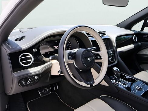 Used 2021 Bentley Bentayga Plug-In Hybrid AWD/4WD image 19