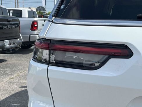 Used 2021 Jeep Grand Cherokee L Limited AWD/4WD image 10