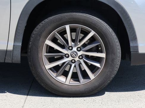 Used 2019 Toyota Highlander XLE image 11