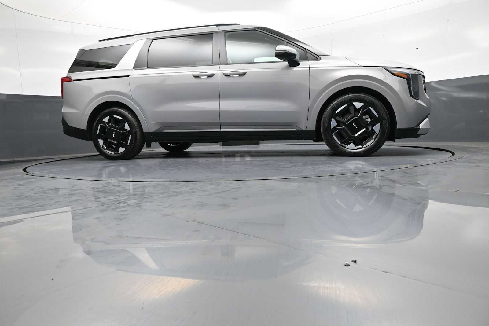 Used 2025 Kia Carnival EX FWD image 30