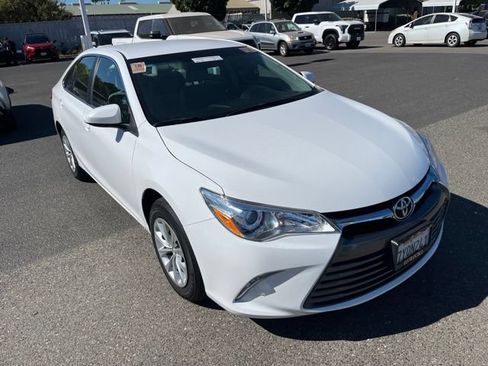 Used 2017 Toyota Camry LE FWD image 2