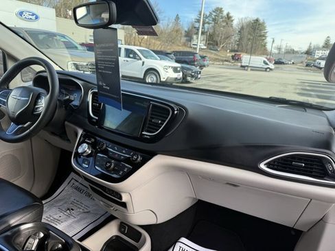 Used 2024 Chrysler Pacifica Touring-L image 4