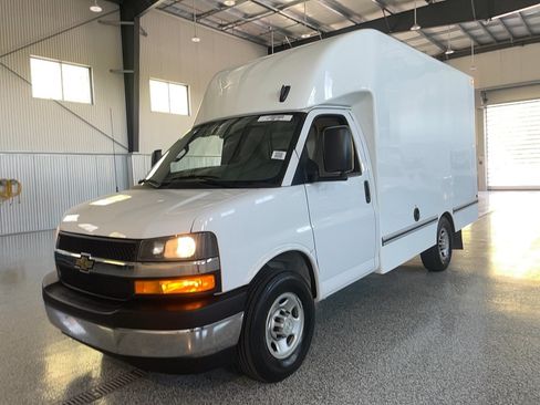Used 2022 Chevrolet Express 3500 w/ Power Convenience Package RWD image 3