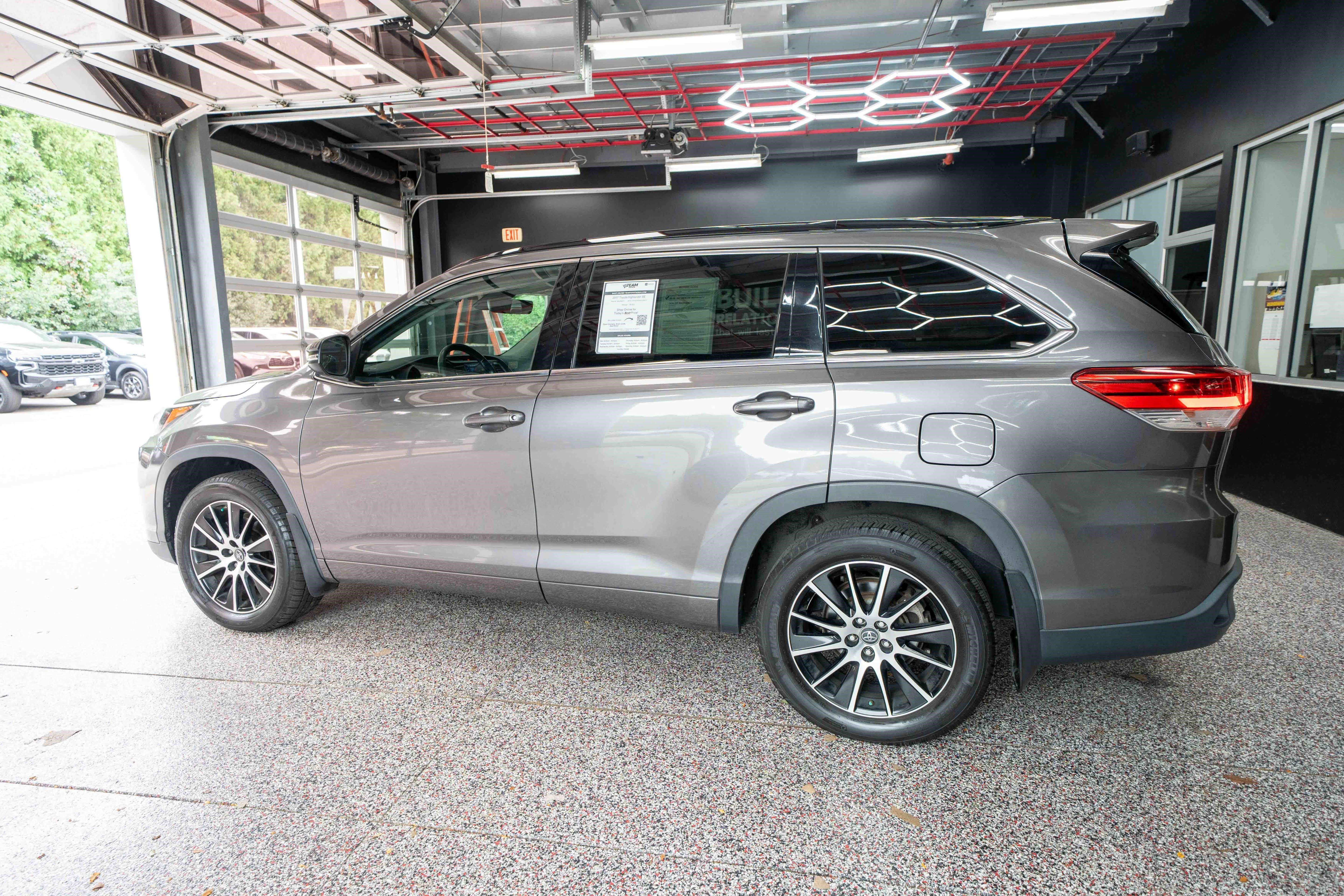 Used 2017 Toyota Highlander SE AWD/4WD image 2