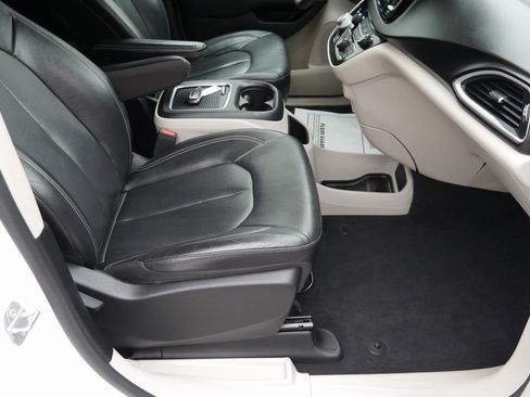 Used 2022 Chrysler Pacifica Touring-L image 20