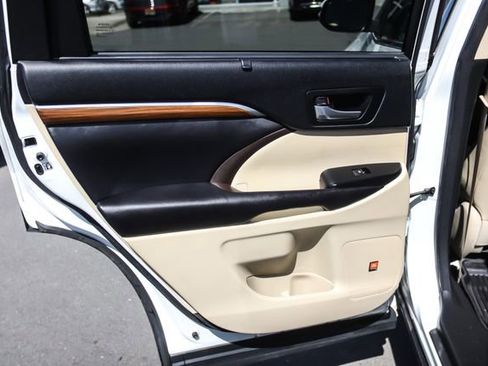 Used 2017 Toyota Highlander Limited w/ Carpet Mat Package image 61