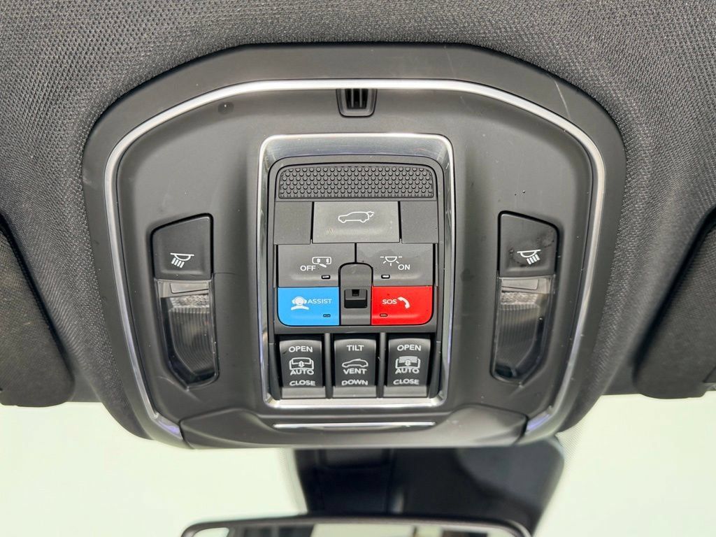Used 2024 Jeep Grand Cherokee Limited w/ Black Appearance Package AWD/4WD image 11