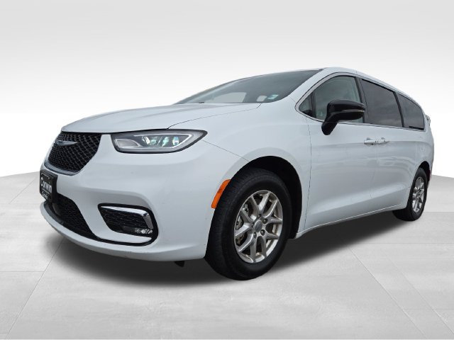 Used 2024 Chrysler Pacifica Touring-L FWD image 6
