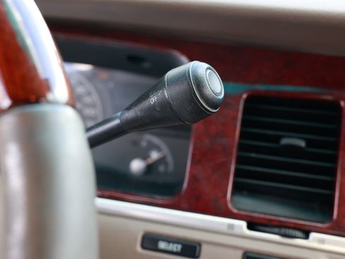 Used 2003 Lincoln Town Car Signature image 30