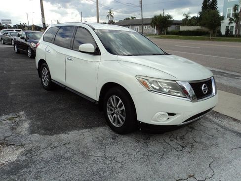 Used 2014 Nissan Pathfinder S FWD image 2