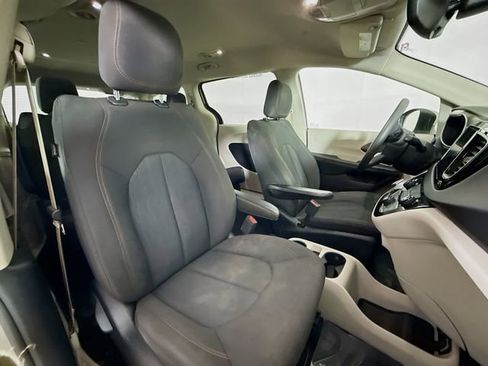 Used 2017 Chrysler Pacifica Touring image 27