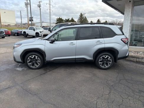 Used 2025 Subaru Forester Premium image 2