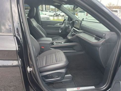 Used 2025 Ford Explorer ST-Line w/ Premium Package image 34