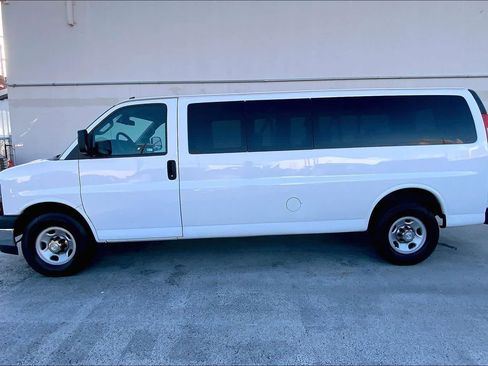 Used 2020 Chevrolet Express 3500 LT w/ LT Preferred Equipment Group RWD image 3
