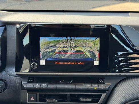 Used 2025 Toyota Camry SE w/ Convenience Package FWD image 4