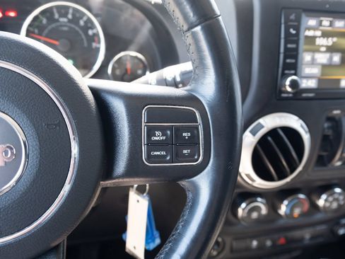 Used 2018 Jeep Wrangler Unlimited Sahara AWD/4WD image 6