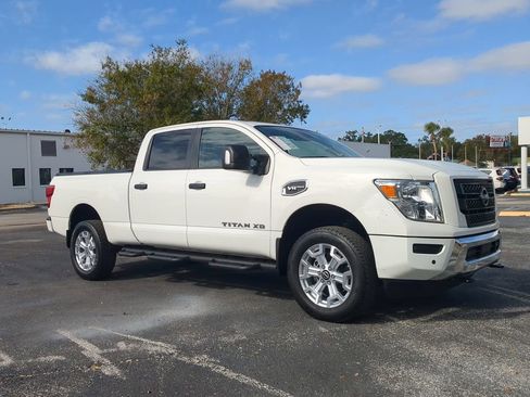 Used 2024 Nissan Titan SV w/ SV Convenience Package image 2