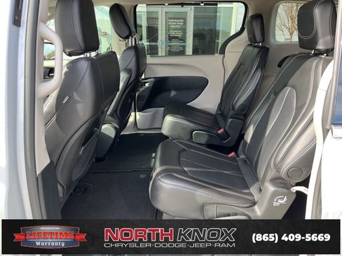 Used 2024 Chrysler Pacifica Touring-L image 13